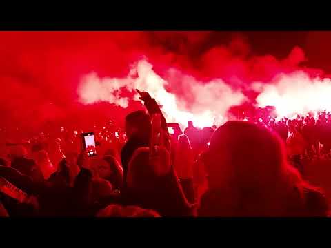 Spelersbus komt aan bij De Oude Meerdijk.