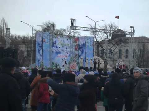 Festival de Ano Novo na Avenida Chui Parte 3 Bishkek Quirguistão, dezembro de 2015