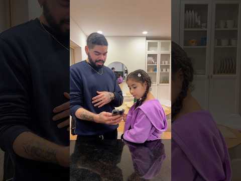 SERÁ QUE O AKINATOR SABE QUEM É A MIA? 🤔🔮 pt.2 #humor #paidemenina #akinator #memes