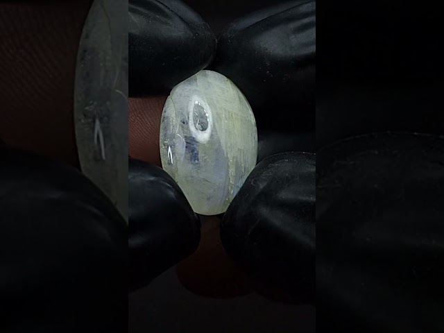 حجر القمر أبيض مع توهج أزرق طبيعي