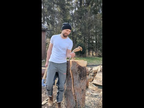 1m Holzstamm (Kiefer), Spalthammer und Spaltkeil #woodworking #axe #split #hammer #holzarbeiten #4k