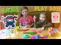 Плэй до играют дети.Мальчик и девочка играют в пластилин Play Doh 2015 