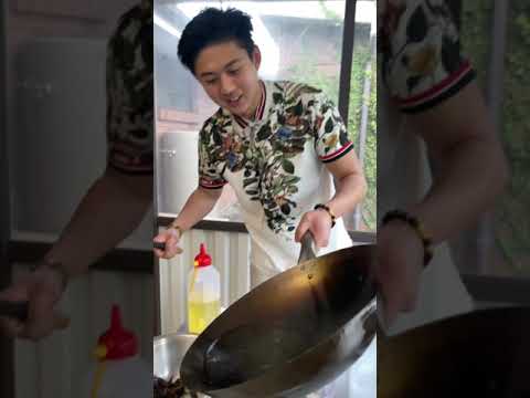 HOW TO BURN & SEASON A WOK #SHORTS