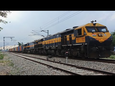 WDG4 DIESEL LOCOMOTIVE WITH BLC CONTAINER FREIGHT TRAINS
