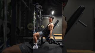 Uginanie ramion z hantlami na ławce skośnej — wideo