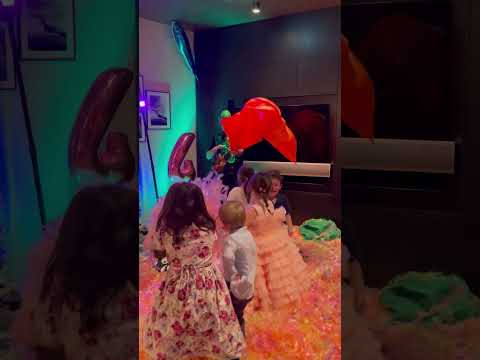 Bänderdisco mit Musik und farbigen Bändern