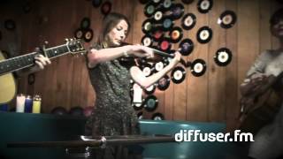 Sophie Barker Performs 'Say Goodbye'