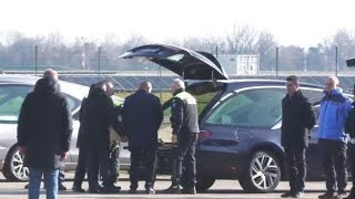 A Linate l'aereo con i feretri delle vittime italiane di Crans Montana: commozione, abbracci e si...