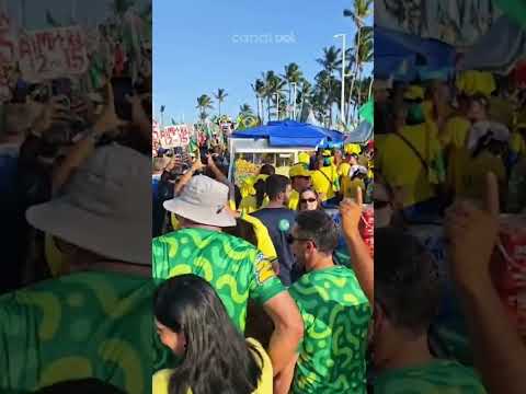 Flávio Bolsonaro faz ato em Salvador com apoiadores no Farol da Barra