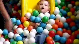 preview picture of video 'At Fundays in the ball pool'