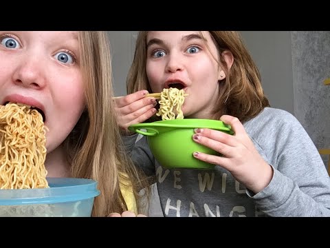 Tilde og mig spiser nudler