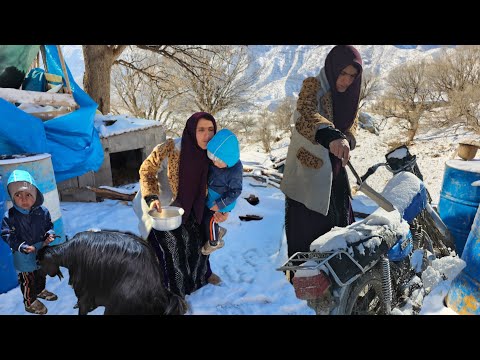 Heavy snowfall and the problems of a nomadic family 🙏😭😭