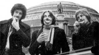 Roger Taylor singing &quot;Doing alright&quot;