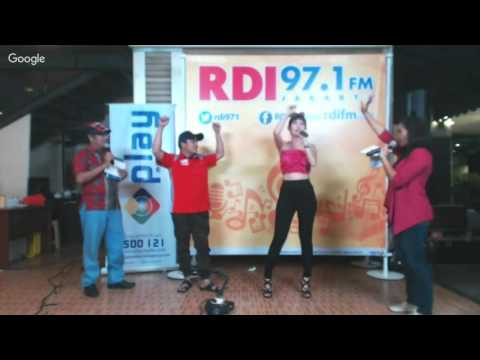 2 Putri Bahar & Vhiona Lee - MNC Play Live Streaming