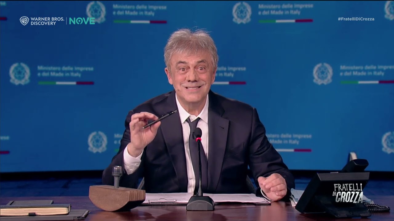 Crozza Urso: "Mi raccomanto, state tutti male, così farete del bene alla Nazione!"