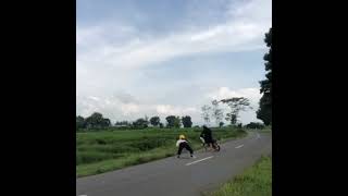 Download lagu Story wa cb standing mumbul sama pacar malah jatuh mp3