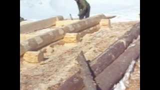 <p>Плотники из Чухломской усадьбы изготавливают сруб дома из бревна ручной рубки:</p>
