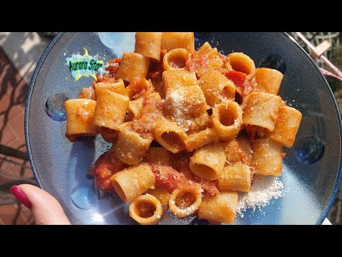 Pasta con guanciale e pomodorini freschi. Amatriciana.