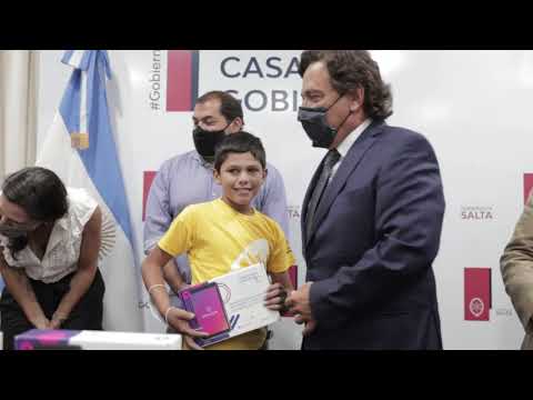 Sáenz recibió a chicos de Pichanal que visitan Salta y les entregó tablets para apoyo escolar