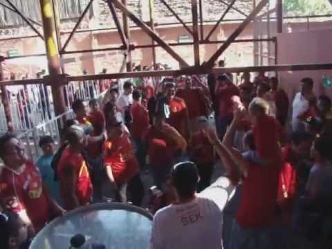 "Cantar hasta quedar sin Voz - FuriaRoja" Barra: Fúria Roja &bull; Club: Unión Española