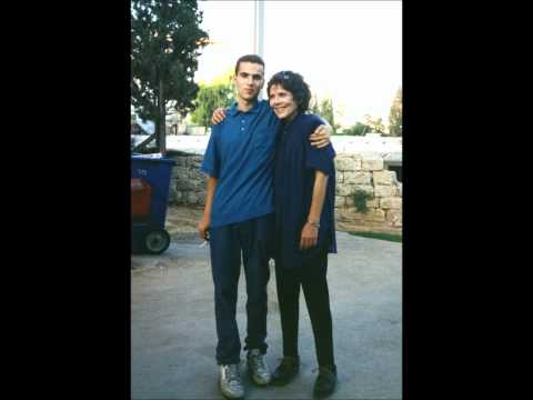 אלישע הרכבי עם אמו המשוררת חדוה הרכבי