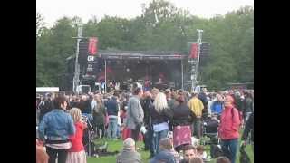 Lige nu og lige her - en pige i høje slør - Rasmus Nøhr