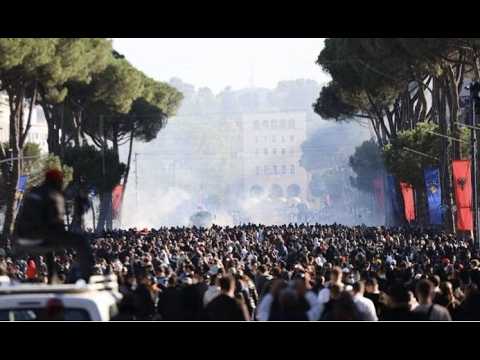 DITA E 12 E PROTESTES STUDENTORE, TUBIM KOMBETAR NE TIRANE POLICIA SHPERNDAN PROTESTUESIT ME GAZ...