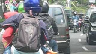 preview picture of video 'An introduction to motoring in Indonesia'