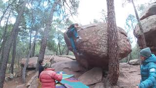 Video thumbnail de Bloque fontain, 7a. Albarracín