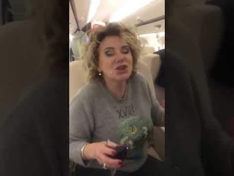 Чиновники закатили пьяную вечеринку на борту частного самолета Чиновники закатили пьяную вечеринку на борту частного самолета