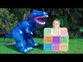 Stacy e pai finge brincar com dinossauro Stacy e pai finge brincar com dinossauro