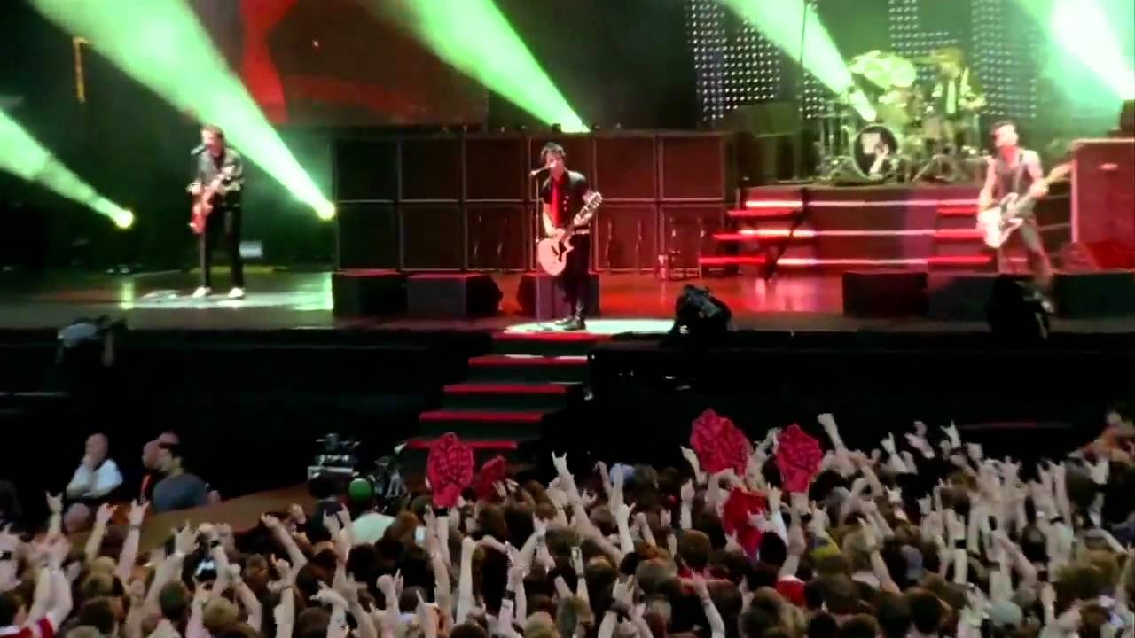 Green Day - Holiday Live (Bullet In A Bible) 2005 - YouTube