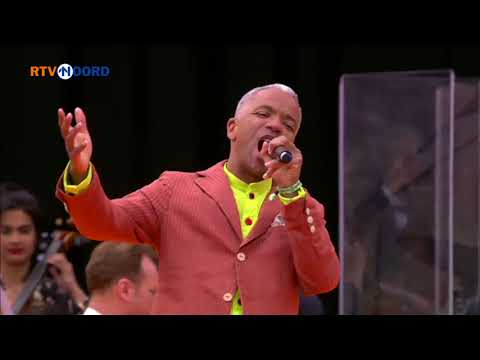 Arnold Veeman zingt Mien Grunnegers Stad voor koning - RTV Noord