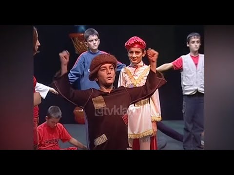 Fëmijët e “Sirea film” japin performancën e tyre të parë artistike (8 Tetor 2003)