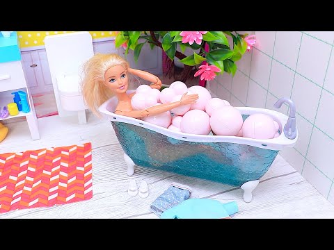 Barbie Morning Routine with Pink Bubble Bath! Play Dolls