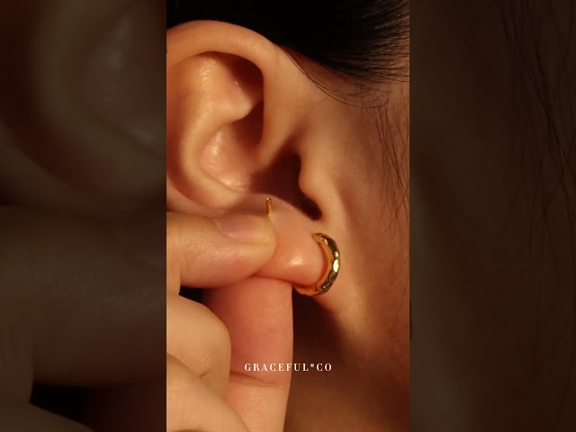 Vídeo relacionado con 2 Labrets piercings rayo negro 7mm para tragus, helix y cualquier parte de la oreja, palo corto 6mm y grosor estandar 1,2mm.