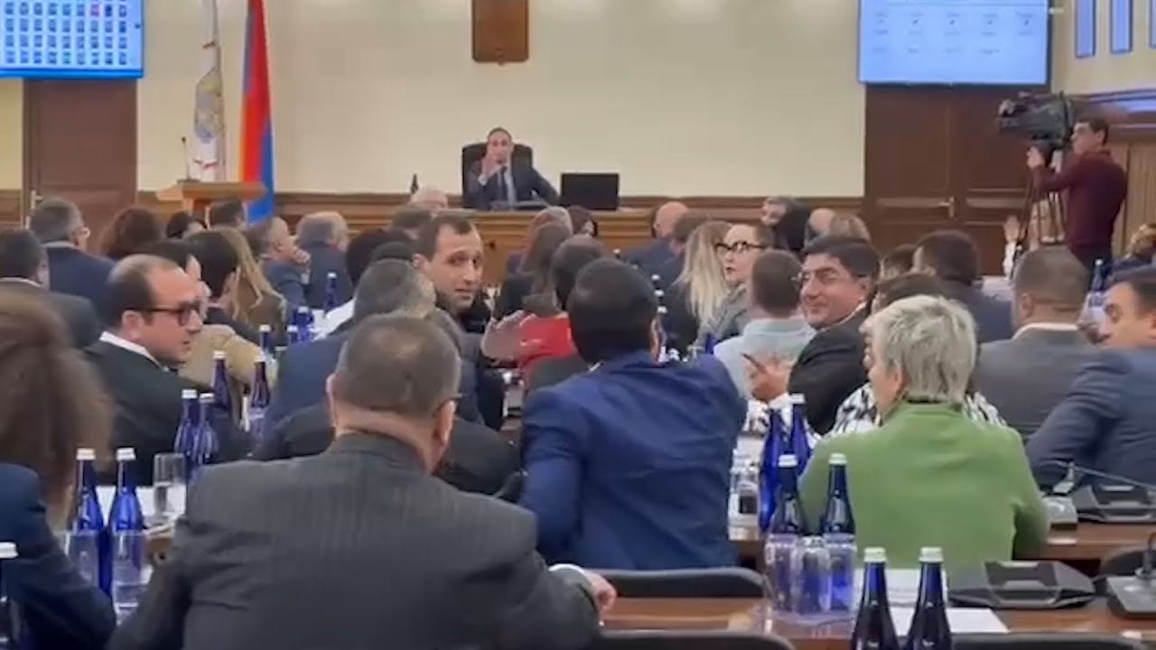 Ձենդ կտրի, թե չէ տեղդ կիմանաս. վեճ՝ քաղաքապետարանում