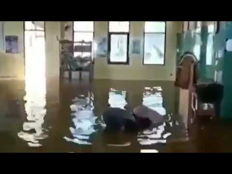 Sungguh luar biasa orang ini udah banjir masih aja solat di air