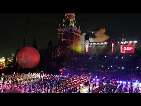 1812 overture live at red square Moscow, with cannons!