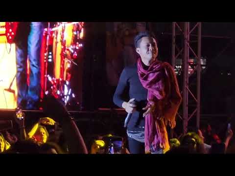 Gilak padu sampai penonton ikut nyanyi...Denden Gonjalez Search - Teguh di Absolut Music Festival.