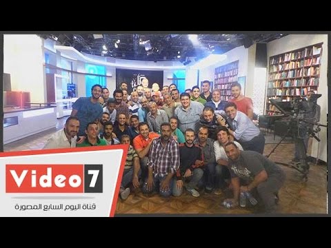 بالفيديو..التفاف العاملين حول عمرو أديب بكواليس برنامجه الجديد "كل يوم"