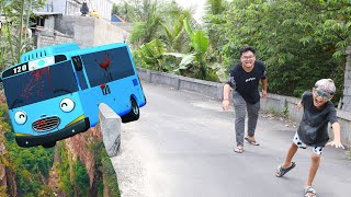 Download lagu LOL!!! TAYO BUS FELL OFF A BRIDGE AND DAMAGED!!! mp3