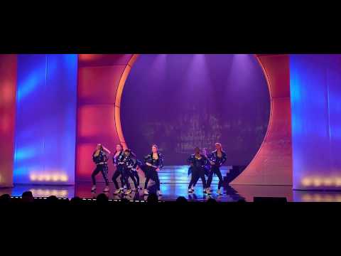 巴頓貝拉--肯尼迪中心演出（摘自《完美音符2》）片段帶字幕。 (The Barden Bellas - Kennedy Center Performance (from Pitch Perfect 2) Clip with Subtiitle)