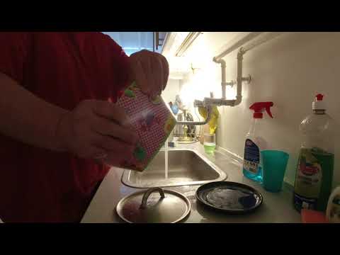 MongoTV_6045 - VASKER TØJ I BADEKAR - Del 6 - Skylning - Vridning - Ophængning På Tørrestativ