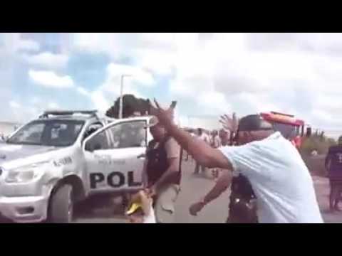 Policial atira em manifestante à queima roupa com arma letal