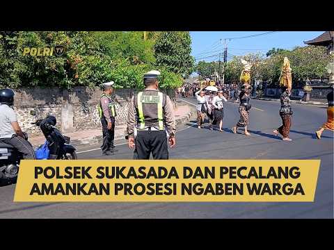 POLSEK SUKASADA DAN PECALANG AMANKAN PROSESI NGABEN WARGA