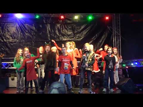 16-12-2023 "Kerstmarkt Oudenbosch" : musical "Het dak eraf" video8