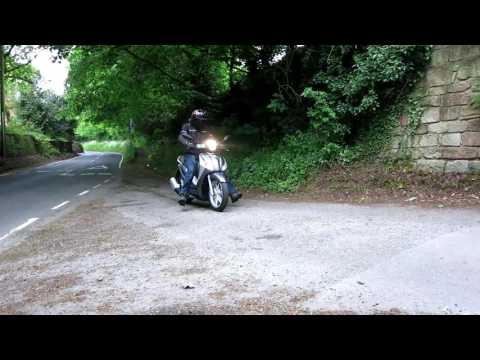 SLUK | Piaggio Medley 125 vs Honda PCX 125 braking test on gravel