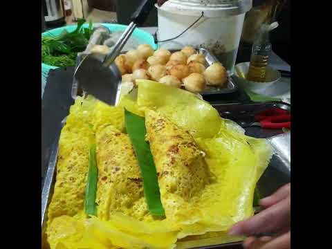 Cambodian breakfast @ Boeng Tompun Market, yellow pancake & coconut rice cake
