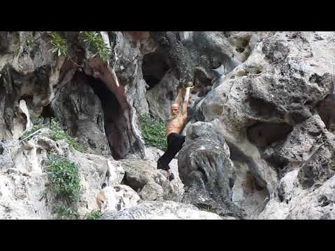 Андрей Андреевич покаряет скалы. Русский мужик 69 лет без страховки взбирается на отвесную скалу.